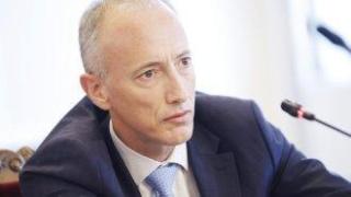 Образователният министър: Ученици от определени общности ходят на училище с ножове